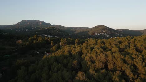 Eröffnungsaufnahme,-Sant-Llorenç-Del-Munt-Aus-Matadepera,-Katalanisches-Dorf