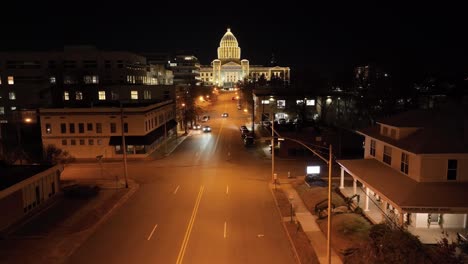 Edificio-Del-Capitolio-Del-Estado-De-Arkansas-Por-La-Noche-En-Little-Rock,-Arkansas-Con-Video-De-Drones-Bajo-Y-Estable