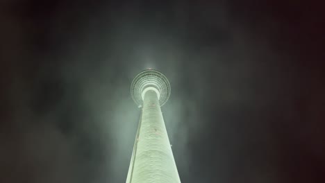 Torre-De-Televisión-De-Berlín-Con-Cielo-Oscuro-Por-La-Noche-Y-Nubes-Dramáticas,-Alemania