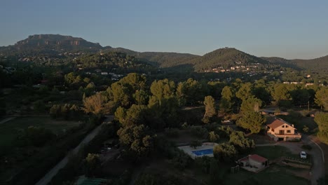 Luftaufnahme-Einer-Wohnung-In-Einer-Wunderschönen-Berglandschaft,-Matadepera,-Spanien