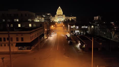 Edificio-Del-Capitolio-Del-Estado-De-Arkansas-Por-La-Noche-En-Little-Rock,-Arkansas-Con-Video-De-Drones-Bajo-Y-Avanzando