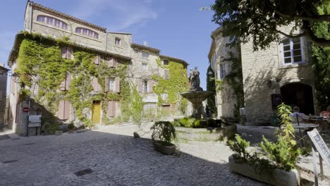 Sehr-Romantischer-Ort-In-Frankreich-Mit-Alten-Steinhäusern,-Einem-Kleinen-Brunnen-Und-Einer-Wunderschönen-Atmosphäre-In-Der-Sonne