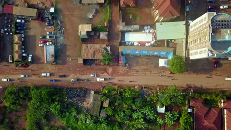 Vehículos-Circulando-Por-La-Carretera-Junto-Al-Mercado-En-Kampala,-Uganda.