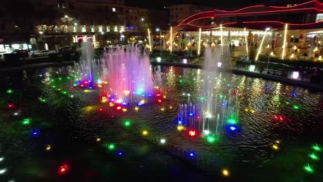 Der-Wunderschön-Beleuchtete,-Farbenfrohe-Brunnen-Bei-Nacht-Spiegelt-Die-Atmosphäre-Eines-Entspannten-Veranstaltungsortes-In-Tirana,-Der-Hauptstadt-Albaniens,-Wider