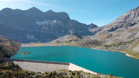 Paso-Elevado-Aéreo-Junto-A-La-Presa-Hidroeléctrica-Del-Lago-De-Salanfe-En-Valais,-Suiza,-En-Un-Soleado-Día-De-Otoño-En-Los-Alpes-Suizos-Con-Vistas-A-Los-Picos-Alpinos-Y-Acantilados-En-La-Distancia