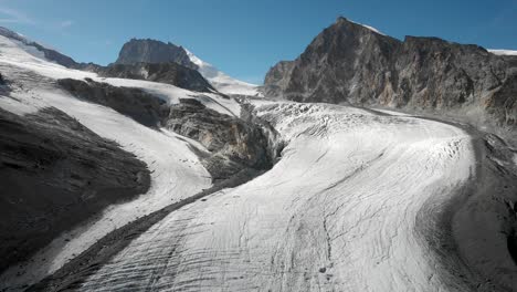 Luftüberflug-über-Den-Allalin-Gletscher-Mit-Blick-Auf-Den-Allalinhorn-Gipfel-In-Der-Nähe-Von-Saas-Fee-Im-Wallis,-Schweiz-An-Einem-Sonnigen-Sommertag-In-Den-Schweizer-Alpen