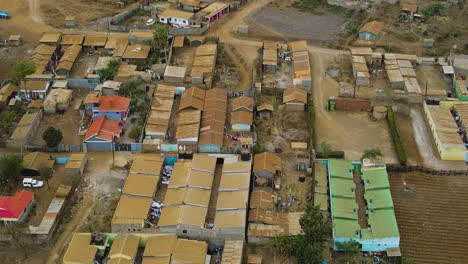 Vista-Aérea-De-Pájaro-De-Loitokitok-Kenia,-Barrio-Pobre-De-Chabolas-De-Los-Suburbios-De-Nairobi,-Kenia
