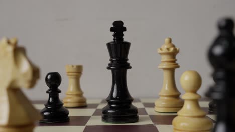 Anordnung-Der-Schachfiguren,-Während-Sich-Die-Spieler-Strategisch-über-Das-Brett-Bewegen