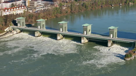 Wasserstegbrücke-Entlang-Der-Staustufe-Des-Wasserkraftwerks,-3x-LKW