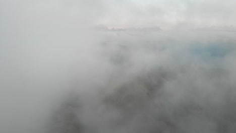 Luftüberflug-Durch-Wolken-über-Leysin-In-Der-Waadt,-Schweiz-Mit-Verschiedenen-Berggipfeln,-Die-Während-Eines-Farbenfrohen-Herbstsonnenuntergangs-In-Den-Schweizer-Alpen-Ein--Und-Aus-Dem-Blickfeld-Verschwinden