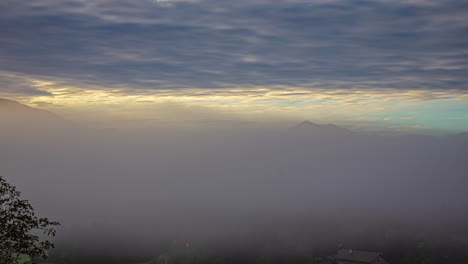 La-Niebla-Se-Desplaza-Sobre-Tierras-De-Cultivo-En-Un-Valle-En-Los-Alpes-Austriacos---Lapso-De-Tiempo