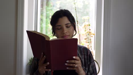 Mujer-Adulta-Joven-Puertorriqueña-Leyendo-La-Santa-Biblia-En-Casa-Inspirada-En-Las-Escrituras