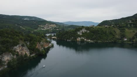 Wonderful-scenic-aerial-of-Veliko-Plivsko-Lake-in-Jajce,-Bosnia-and-Herzegovina