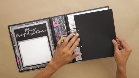 Adding-black-paper-page-to-New-year-planner-ring-binder-in-spanish