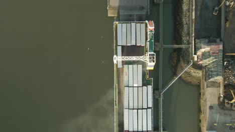Draufsicht-Auf-Unbegleitete-Anhänger-Am-Dock-Der-Roll-on-Roll-off-Frachtfähre-Im-Hafen-Von-Omeath-In-Louth,-Irland