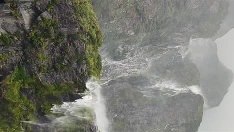 Der-Wind-Stört-Den-Fluss-Des-Wasserfalls