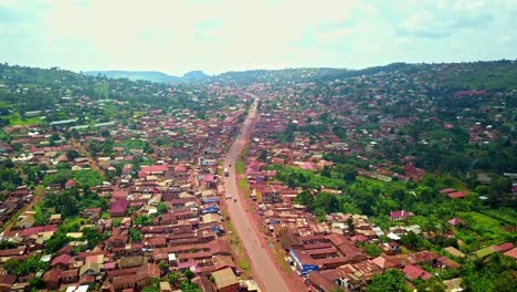 Vista-Aérea-De-La-Carretera-A-Lo-Largo-De-La-Ciudad-De-Njeru-En-El-Distrito-De-Buikwe,-Uganda