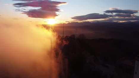 Fliegen-Sie-In-Der-Nähe-Der-Wolken-über-Das-Heiligtum-Von-Bellmunt-In-Spanien-Bei-Sonnenuntergang-In-Den-Pyrenäen