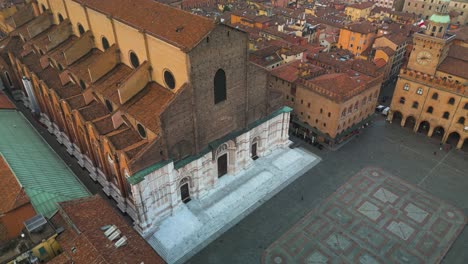 Fixed-Aerial-View-of-Basilica-San-Petronio-in-Piazza-Maggiore,-Bologna,-Italy
