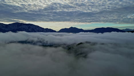 Las-Nubes-Se-Acumulan-Debajo-De-Los-Picos-De-Las-Montañas.