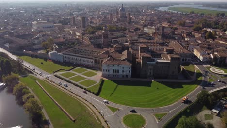 Wunderschöne-Luftaufnahme-Der-Stadtlandschaft-Von-Mantua-Mit-Blick-Auf-Das-Castello-San-Giorgio
