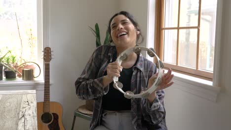 Glückliches-Puerto-ricanisches-Musikermädchen,-Das-Tamburin-Spielt-Und-Zum-Rhythmus-Und-Takt-Tanzt