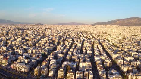 Vista-Aérea-De-Los-Edificios-De-La-Ciudad-De-Atenas-En-Un-Día-Soleado-En-Grecia