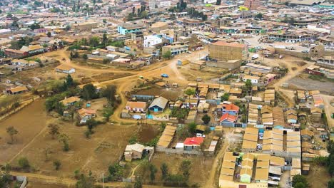 Vista-Aérea-De-Pájaro-De-Loitokitok-Kenia,-Barrio-Pobre-De-Chabolas-De-Los-Suburbios-De-Nairobi,-Kenia