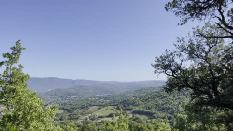 Weiterer-Blick-Auf-Die-Landschaft-Frankreichs-Mit-Wäldern-Und-Wäldern-Und-Grünen-Hügeln-Auf-Dem-Hozizont-Bei-Gutem-Wetter-Und-Sonne