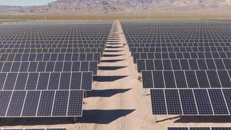 Solarpanel-Array-In-Einem-Wüsten-Solarpark-Tagsüber,-Luftaufnahme
