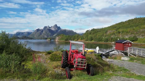 Roter-Traktor-In-Der-Nähe-Von-Trollfjord,-Lofoten,-Norwegen,-Skandinavien---Schwenk-Nach-Links
