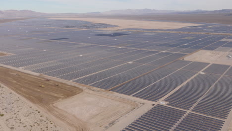 Enorme-Granja-De-Energía-Solar-En-Un-Desierto,-Panorama-Aéreo