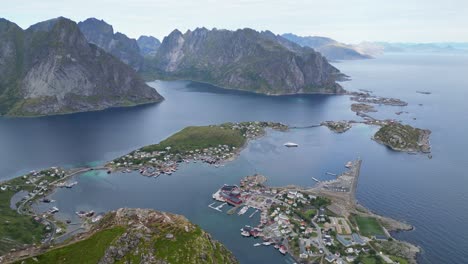 Aussichtspunkt-Reinebringen-Auf-Dem-Lofoten-Archipel,-Norwegen,-Skandinavien---4K-Luftumrundung