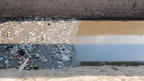 Verschmutzter-Fluss-In-Mexiko,-Lateinamerika-Und-Armut