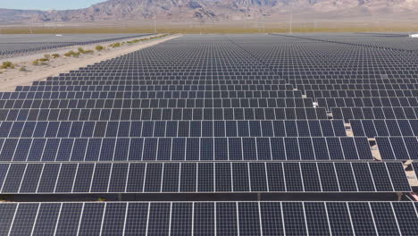 Solarpanel-Array-In-Einer-Abgelegenen-Wüste-Tagsüber,-Luftaufnahme