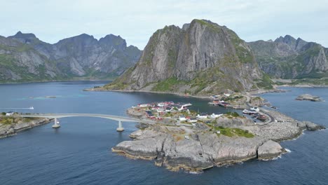 Hamnoy-Dorf,-Fjorde-Und-Malerische-Straße-Auf-Den-Lofoten-Inseln,-Norwegen---4K-Luftaufnahme