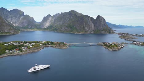 Yachtboot-In-Reine,-Lofoten-Archipel,-Norwegen,-Skandinavien---4K-Luftaufnahme