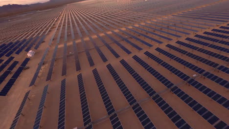 FPV-Drohne-Fliegt-In-Zeitlupe-Durch-Sonnenkollektoren-In-Einem-Wüsten-Solarpark