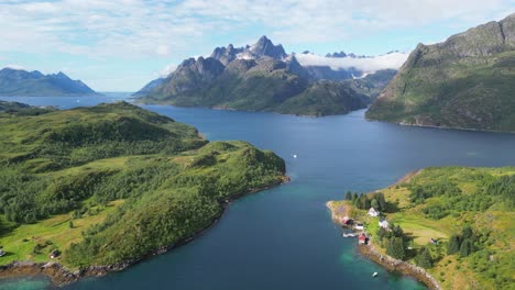 Paisaje-Natural-Del-Fiordo-De-Las-Islas-Lofoten-Y-En-Trollfjord,-Noruega---Círculos-Aéreos-4k