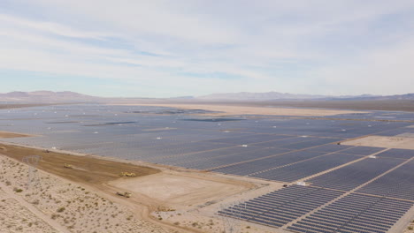 Conjunto-De-Paneles-Solares-En-Una-Granja-Solar-En-El-Desierto-De-Nevada,-Aérea