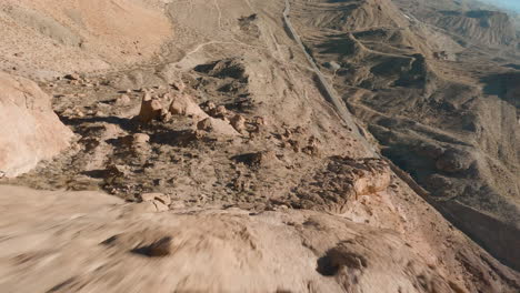 Drone-Fpv-Volando-Sobre-Colinas-Rocosas-Del-Desierto