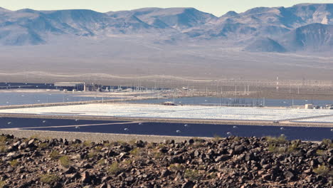 Solarpark-In-Der-Wüste-Von-Nevada-Tagsüber,-Luftaufnahme