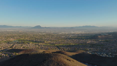 Casas-Suburbanas-En-Un-Valle-Del-Desierto-De-Nevada,-Panorama-Aéreo