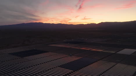 Panel-Solar-En-Una-Granja-Solar-Del-Desierto-Al-Amanecer-O-Al-Atardecer,-Panorama-Aéreo