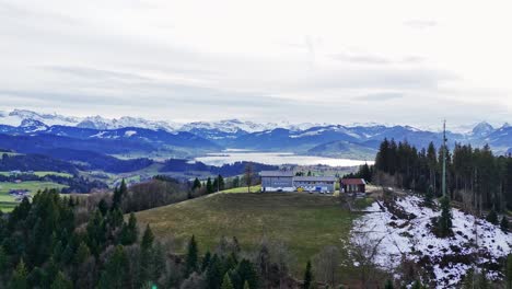 Luftaufnahme-Der-Natur-Und-Ländliche,-Abgelegene-Hütte-In-Der-Nähe-Des-Sihlsees-Und-Der-Schneebedeckten-Berge,-Schweiz