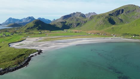 Lofoten-Inseln-Weißer-Sandstrand-Im-Sommer-In-Norwegen,-Skandinavien---4K-Luftaufnahme