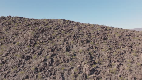Ascenso-Aéreo-Que-Revela-Una-Granja-Solar-En-El-Paisaje-Del-Desierto-De-Nevada