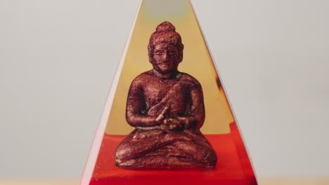 Bronzenes-Buddha-Idol-In-Meditativer-Pose,-Enthüllt-In-Filmischer-Beleuchtung