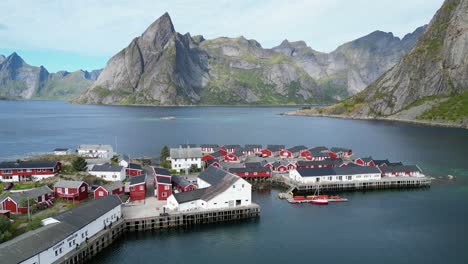 Hamnoy-Dorf,-Rote-Häuser-Und-Fjorde-Auf-Den-Lofoten,-Norwegen---4K-Luftaufnahme