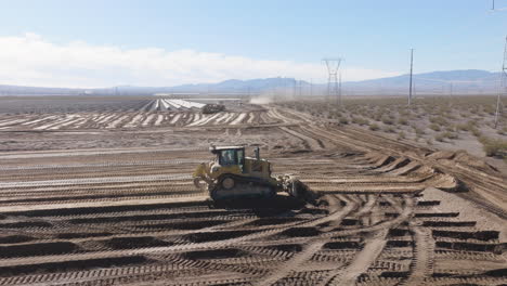 Bulldozer-Preparando-Un-Nuevo-Sitio-De-Paneles-Solares-En-El-Desierto,-Aéreo